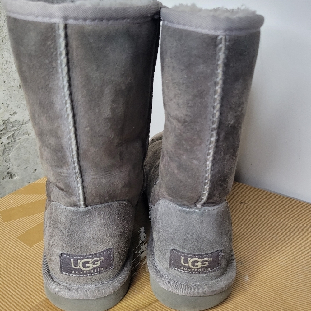 Ugg Classic Short Boots SZ 6 - Picture 4 of 12